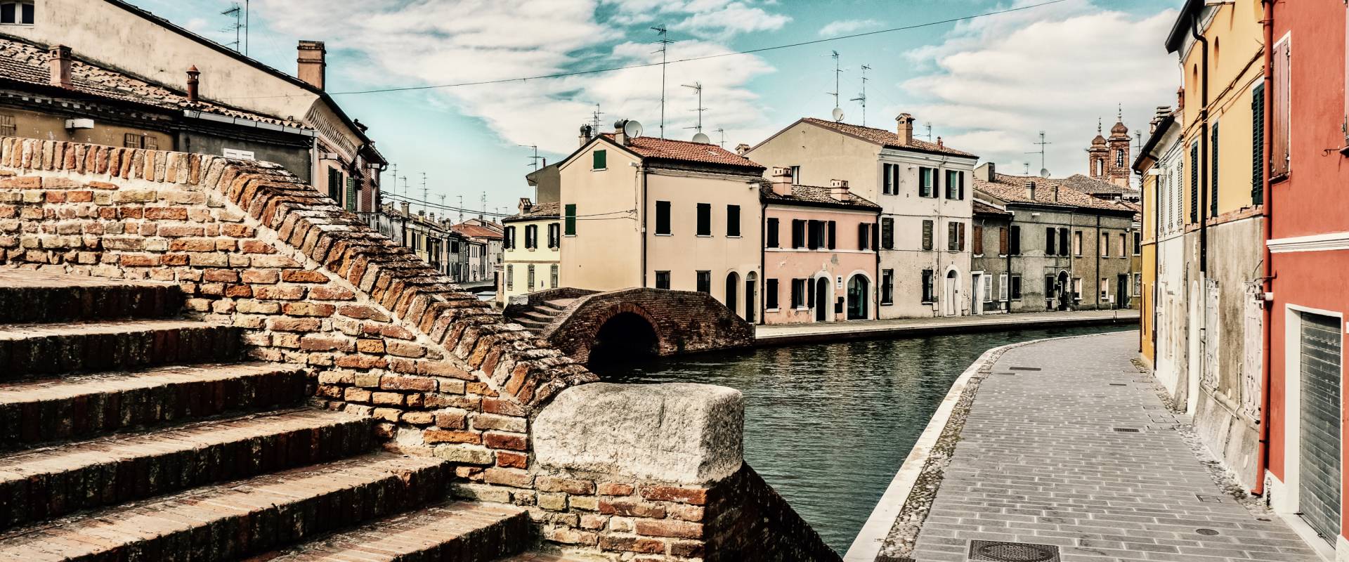 -- Centro storico con i suoi ponti - Comacchio -- foto di Vanni Lazzari